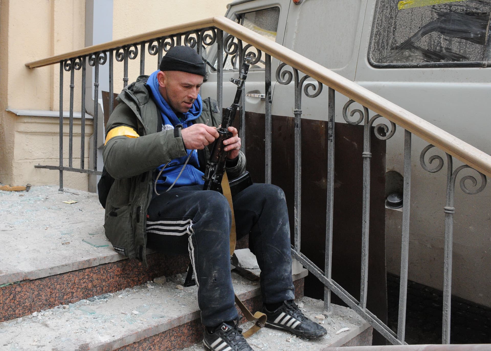 The representative of the defense on the stairs of the building after the rocket attacks by the Russian military-occupiers