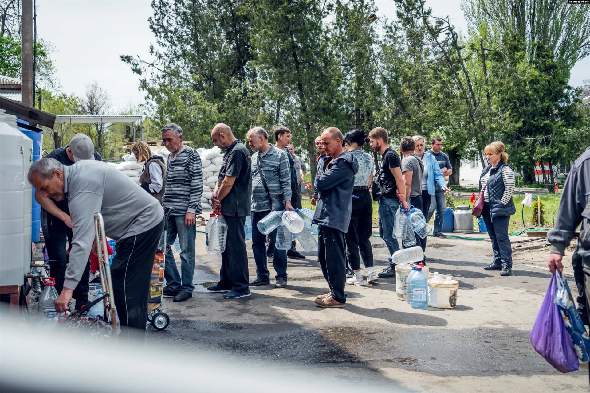 People line up at a safe water distribution point in Mykolayiv