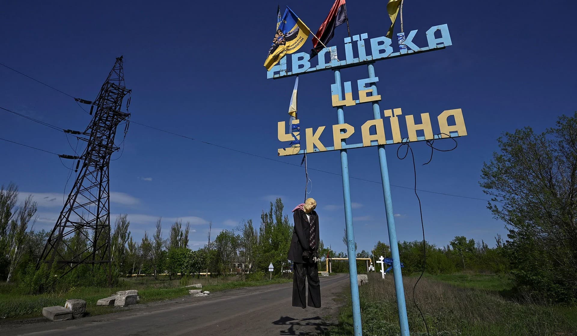 A mock-up depicting Russian President Vladimir Putin hanged on an road sign in the town of Avdiivka