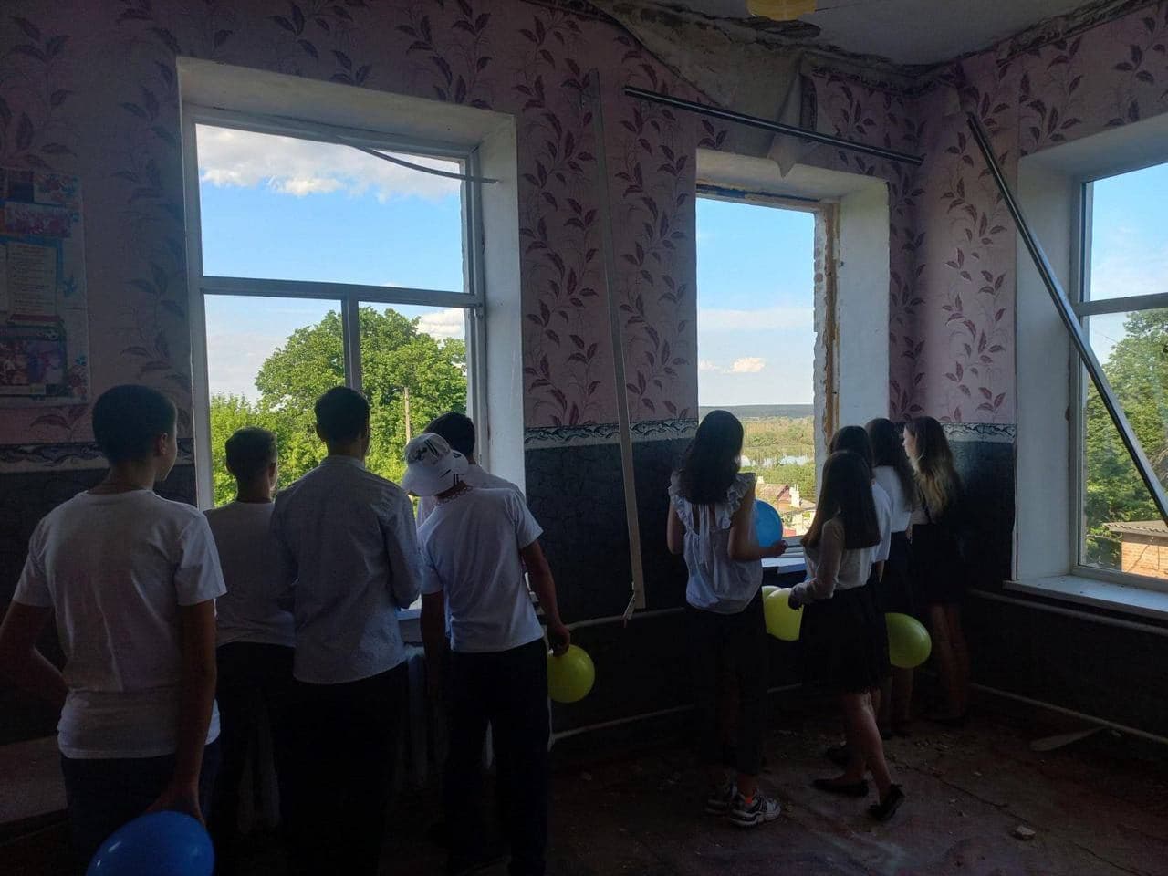 Graduation album on the ruins - in Novgorod-Seversk Chernihiv region