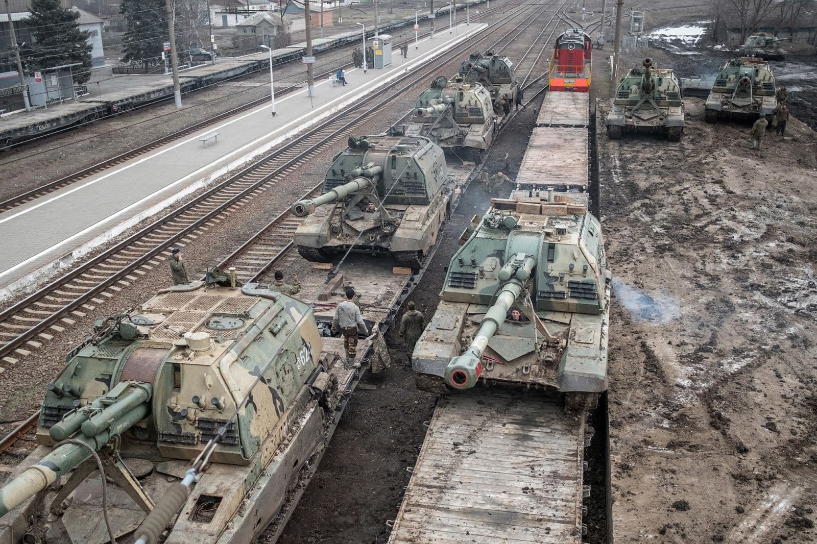 Russian howitzers are loaded onto train cars near Taganrog