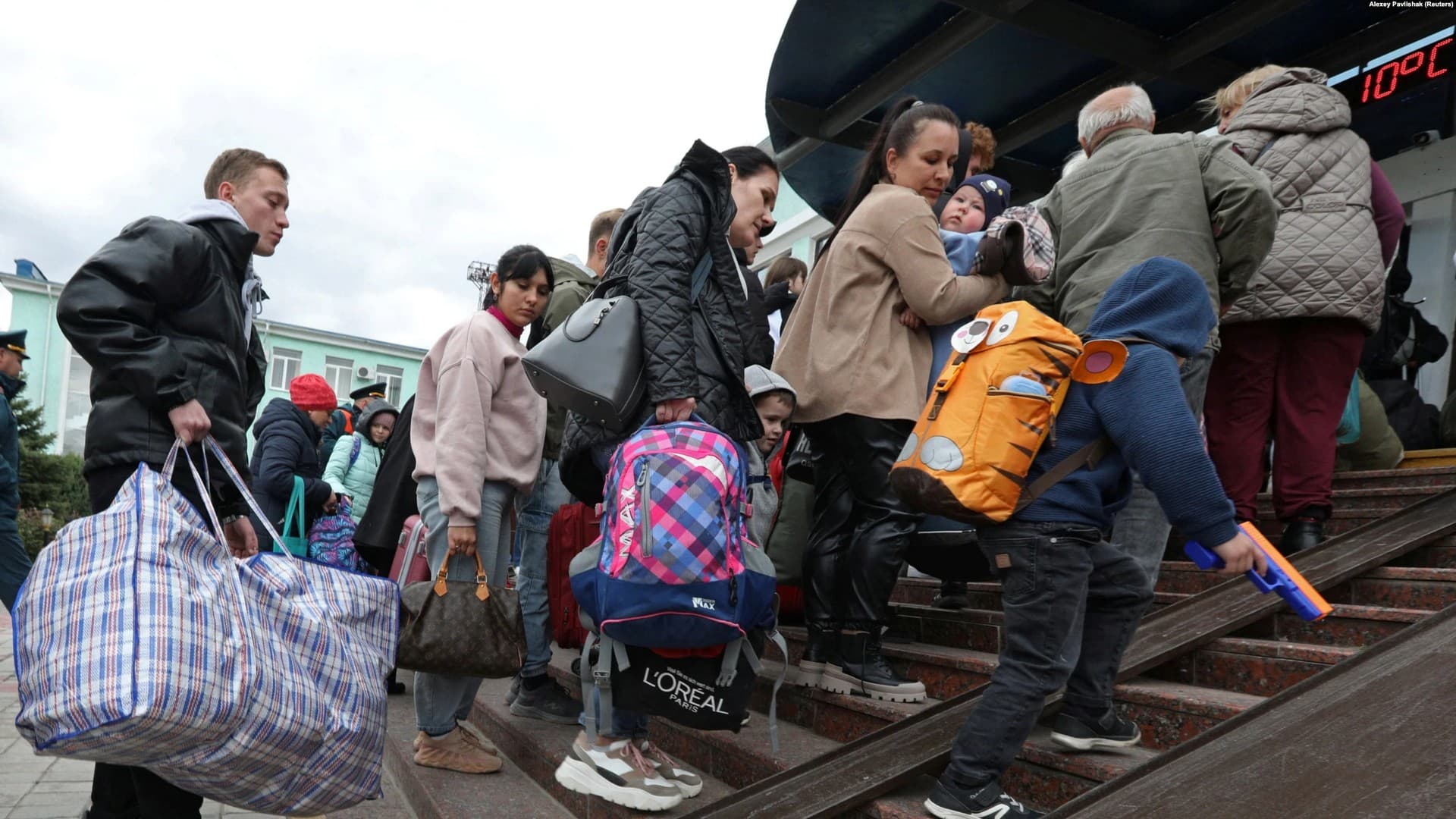 Residents of Kherson at a train station in Crimea