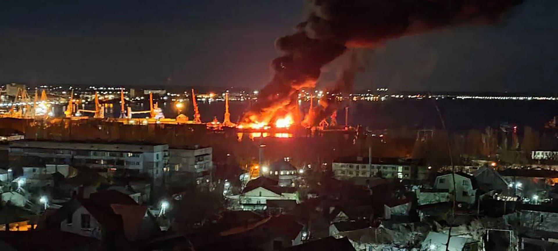 Ukraine’s missiles hit the Russian Novocherkassk landing ship and trigger a huge explosion