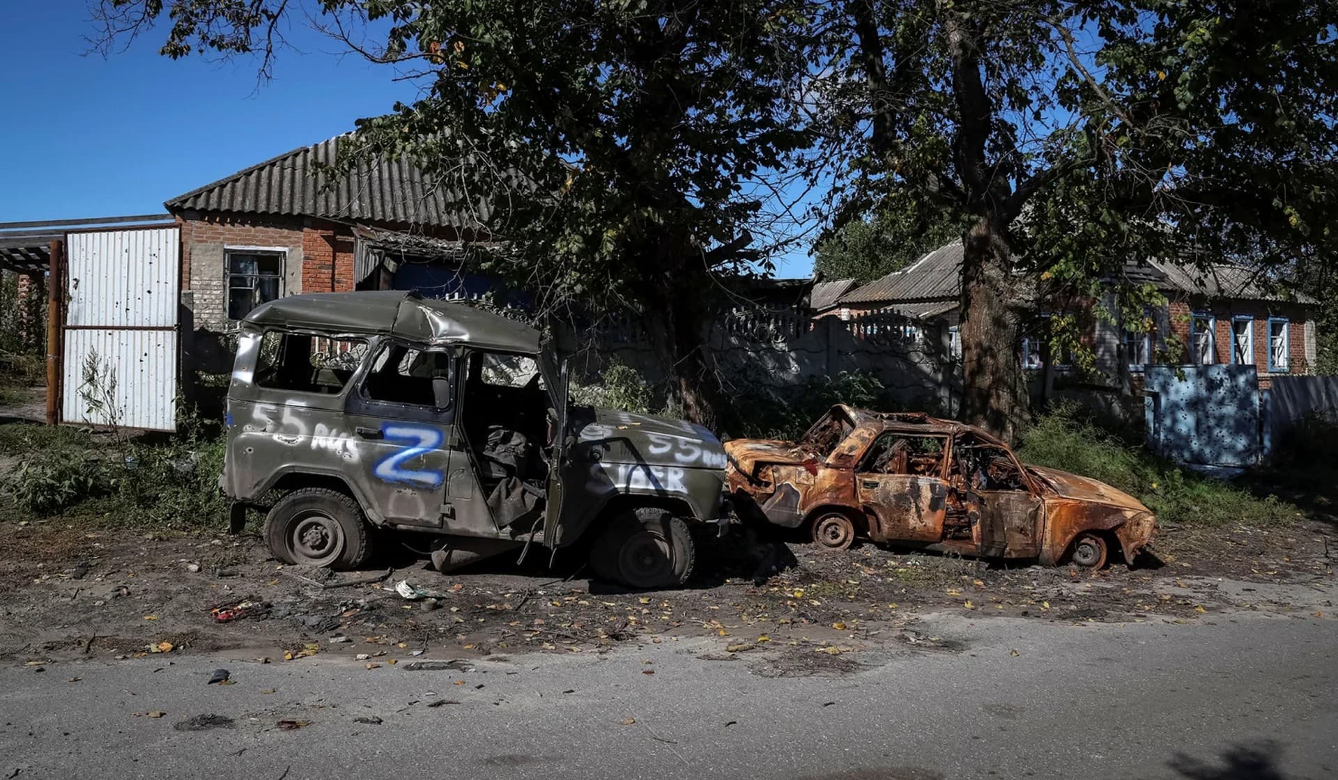 Destroyed Russian cars in the village of Savyntsi