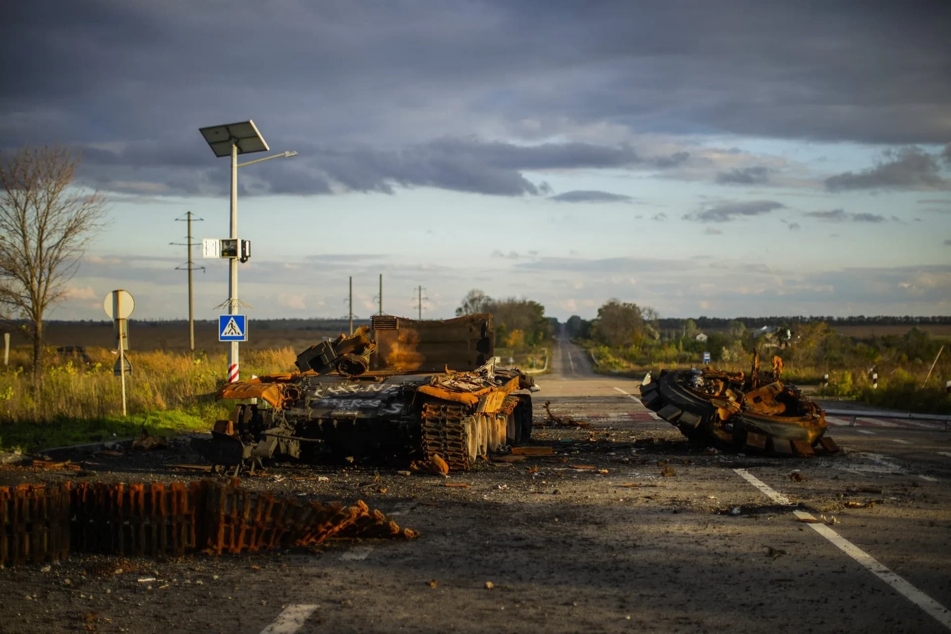  Remains of a destroyed Russian tank are scattered on the ground along the road between Izium and Kharkiv
