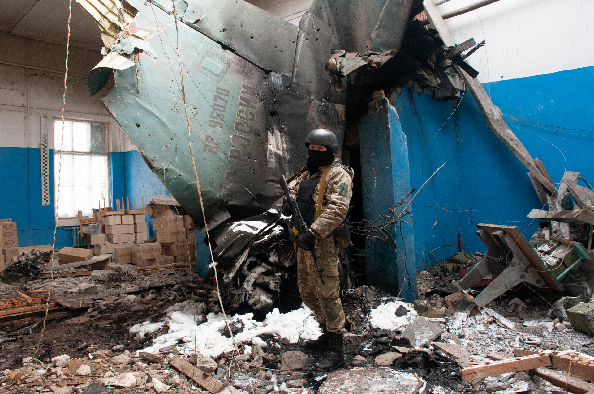 A Ukrainian soldier near the wreckage of a downed Su-34 enemy aircraft on the territory of the Kharkov Kommunar plant