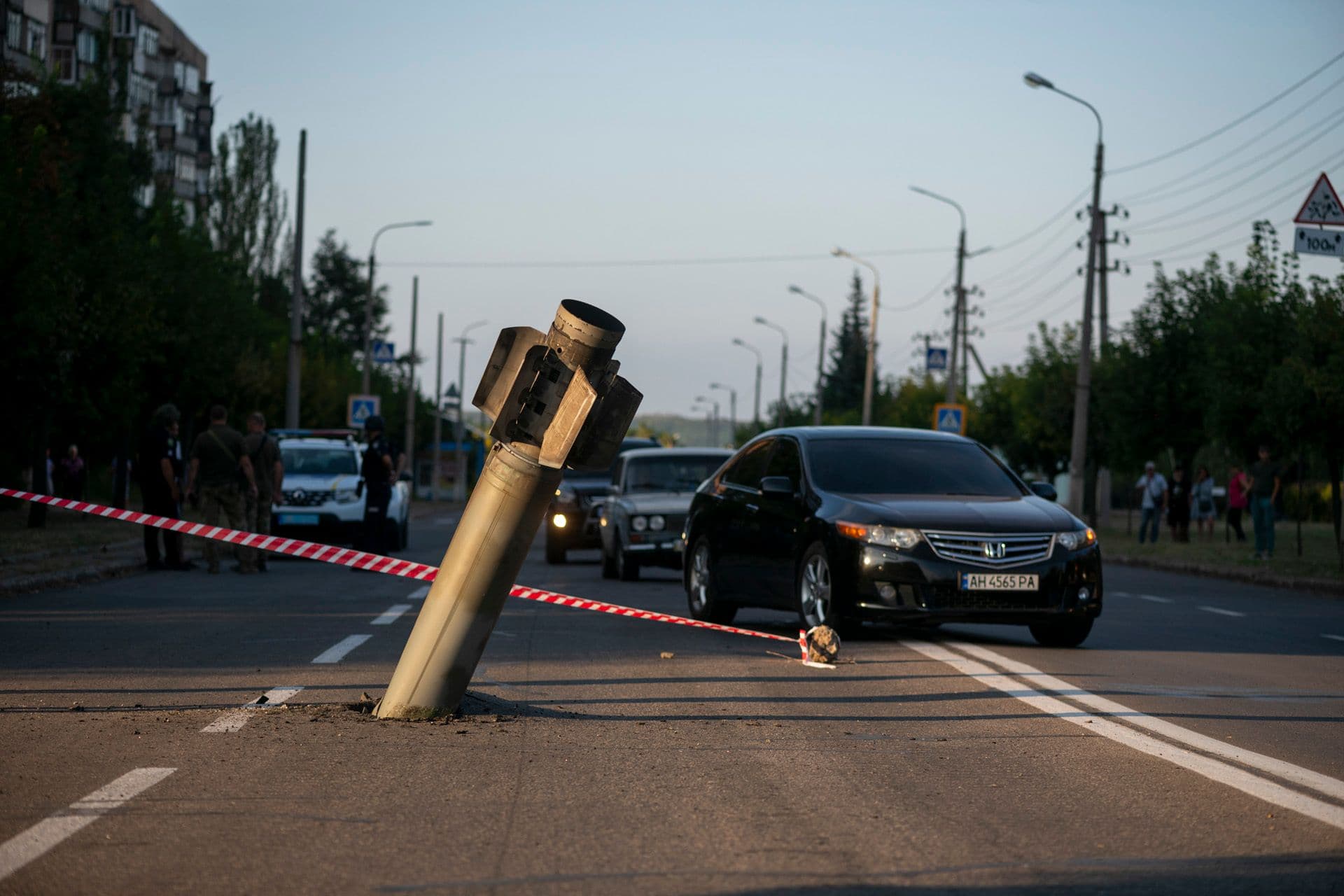 A rocket hit the roadway in Kramatorsk, near an apartment building