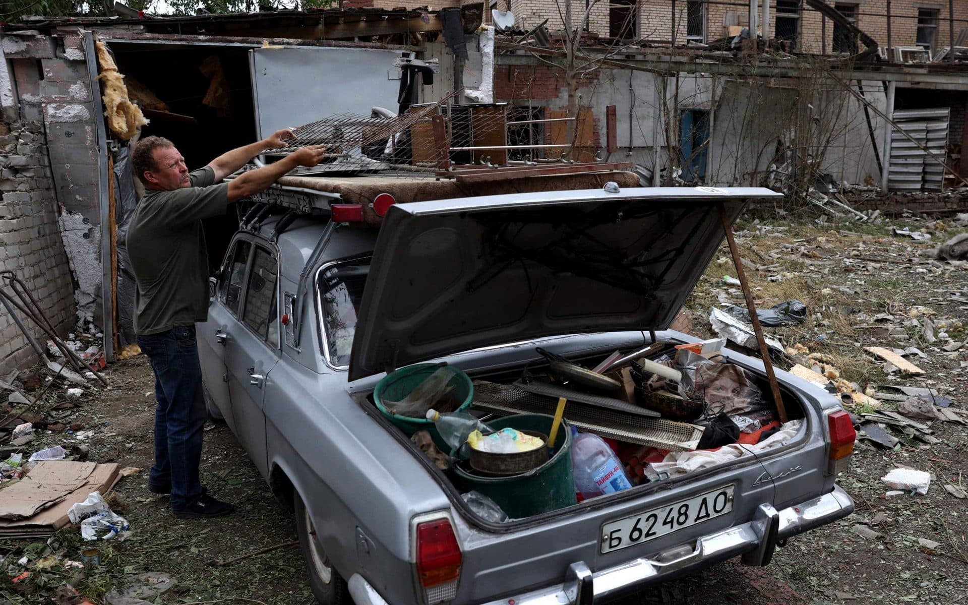 A local resident packs his belongings in a car after a night missile attack on the city of Kramatorsk
