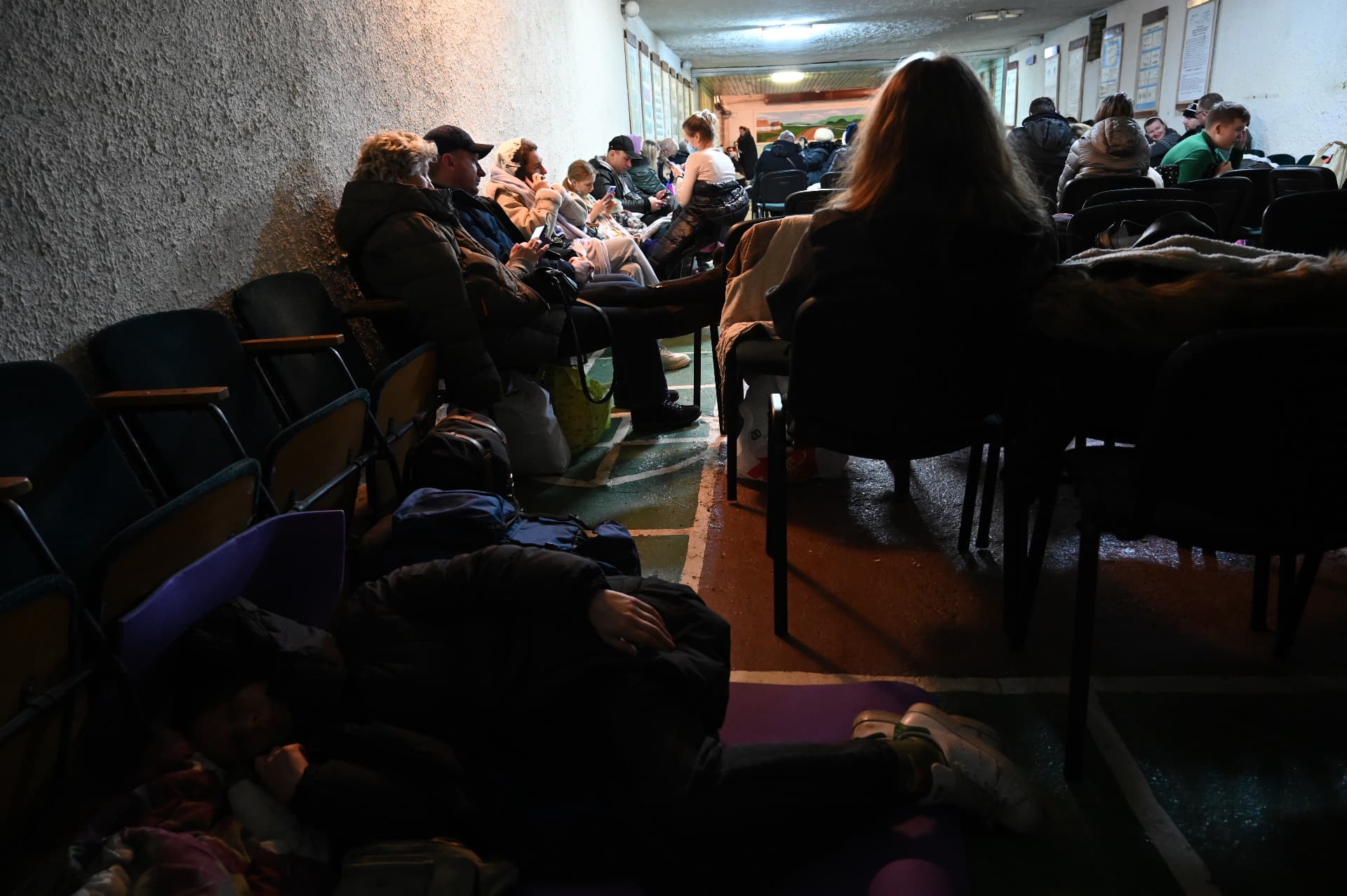 People in a shelter in Kyiv 2022
