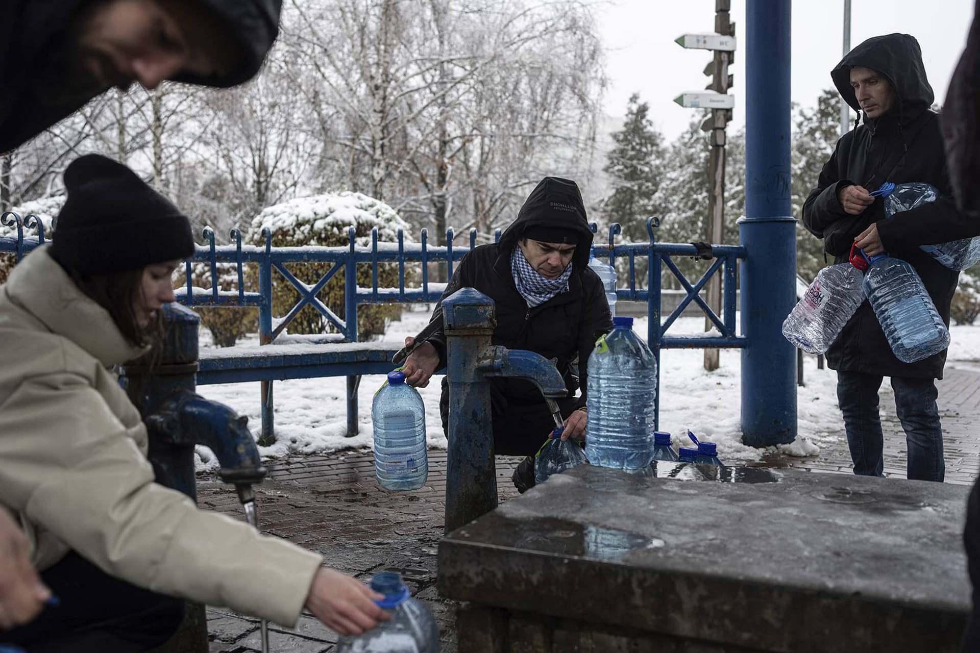 People collect water, in Kyiv