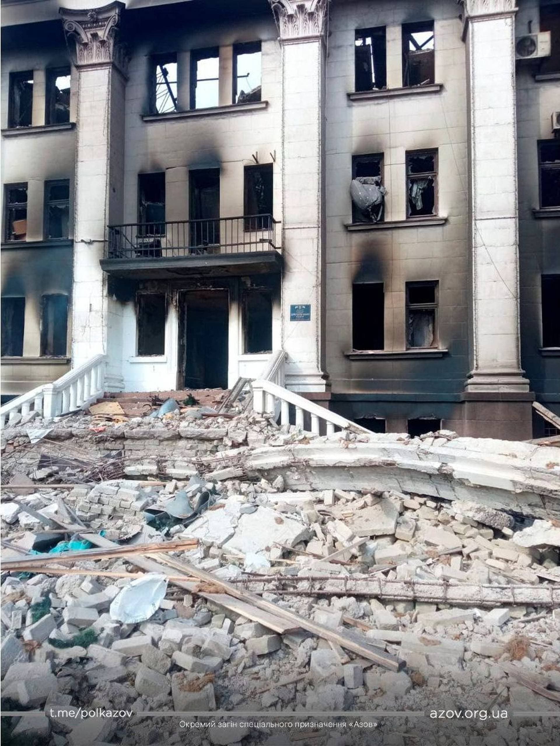 Hundreds of people were sheltering in a Mariupol drama theatre when it was hit in a Russian air attack