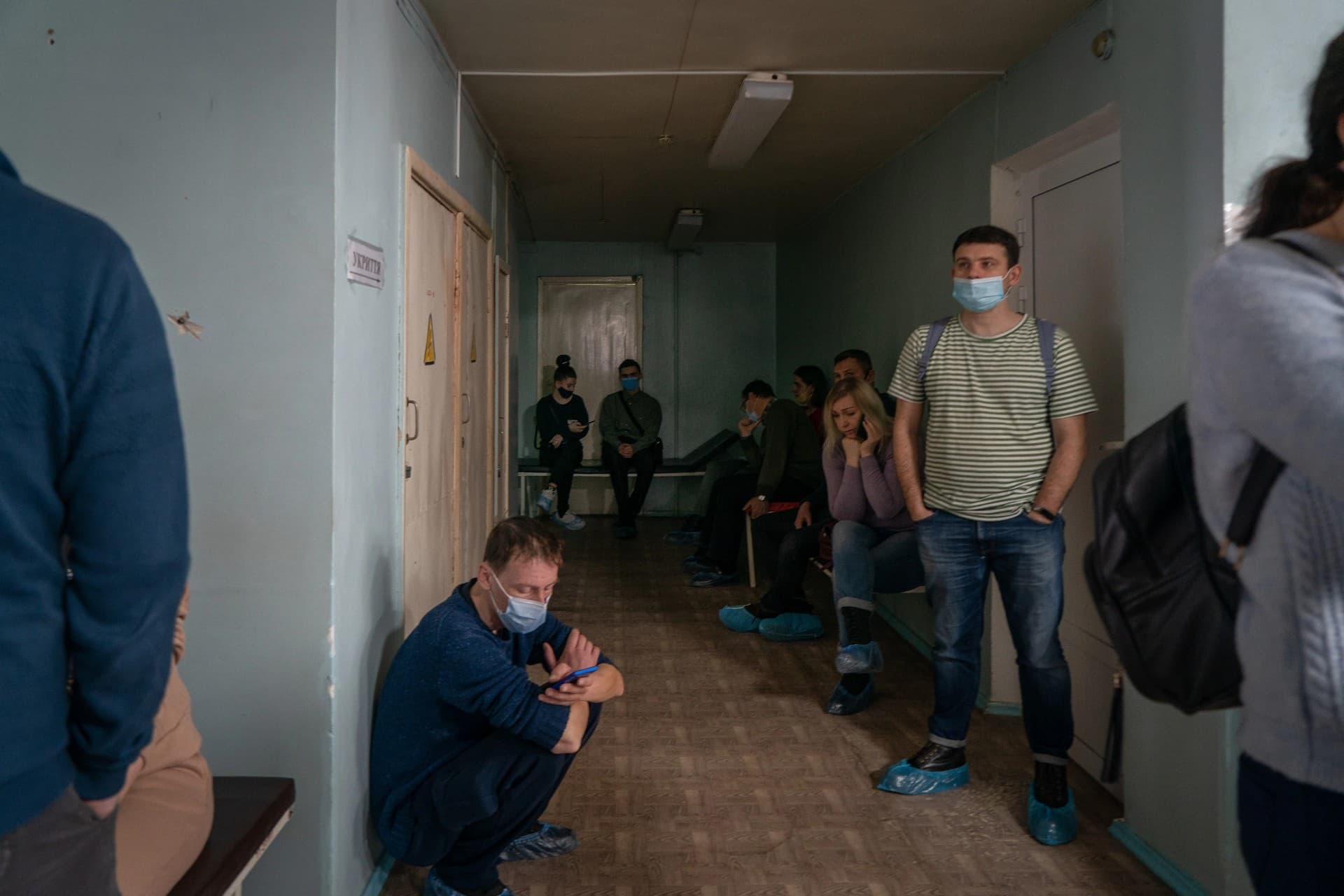 Ukrainians queue up to donate blood in Mariupol