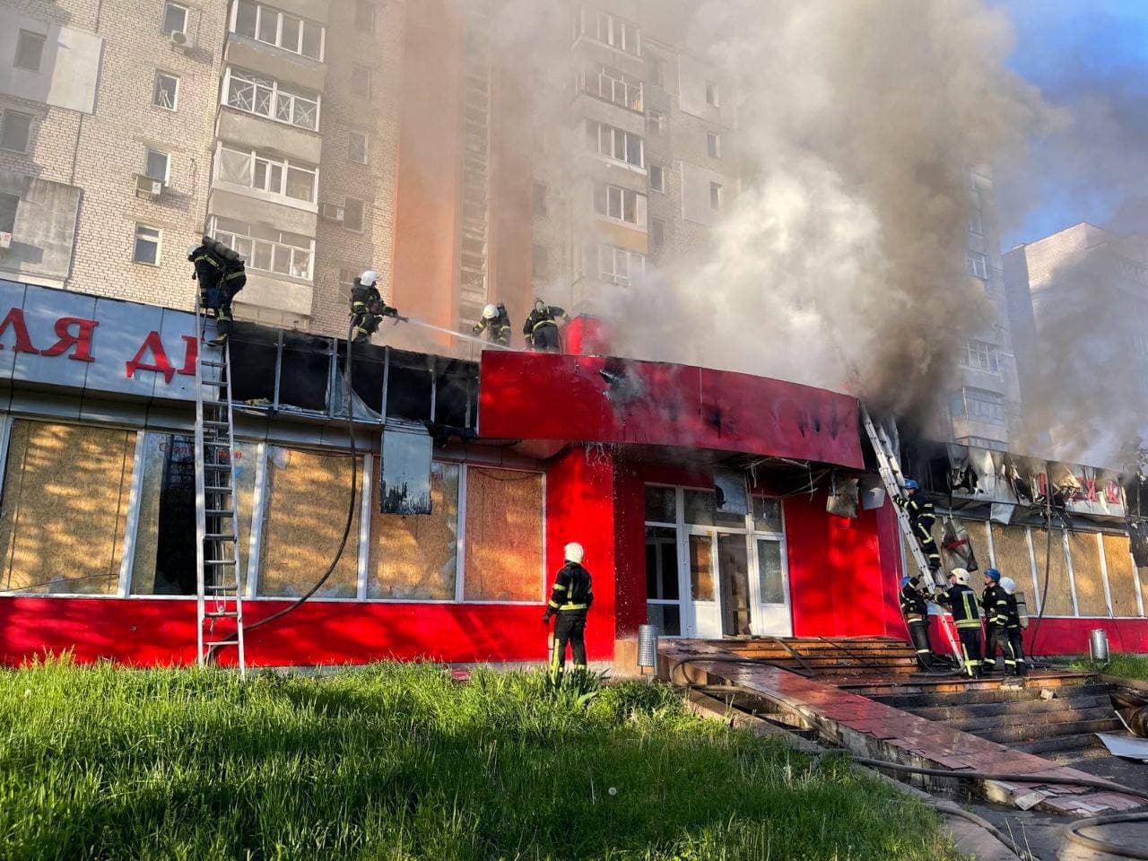 Invaders shell a residential quarter of Mykolaiv
