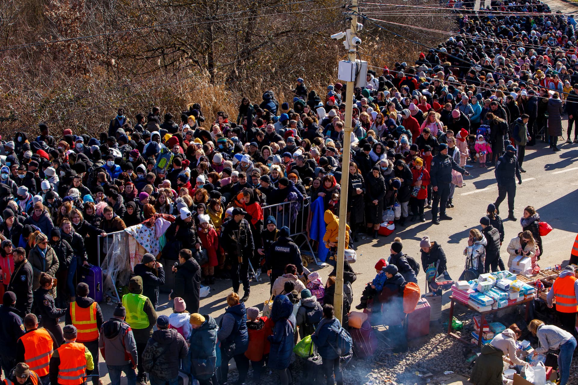 People crowd at the Uzhhorod-Vysne Nemecke checkpoint on the Ukraine-Slovakia border, Zakarpattia Region